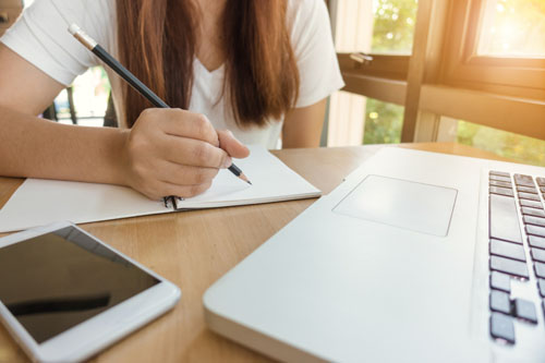 Frau arbeitet von zu Hause aus an ihrem Computer